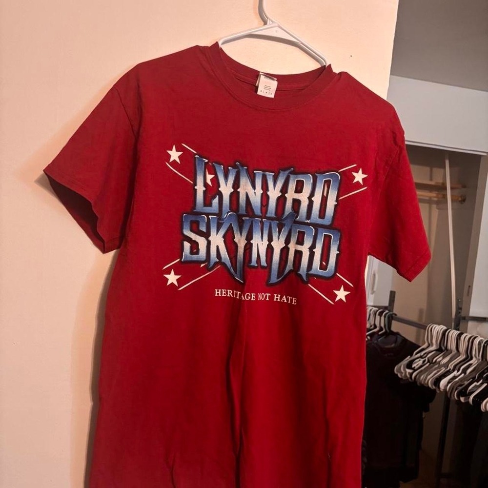 Red Lynyrd Skynyrd band tee with blue graphic and stars size M
